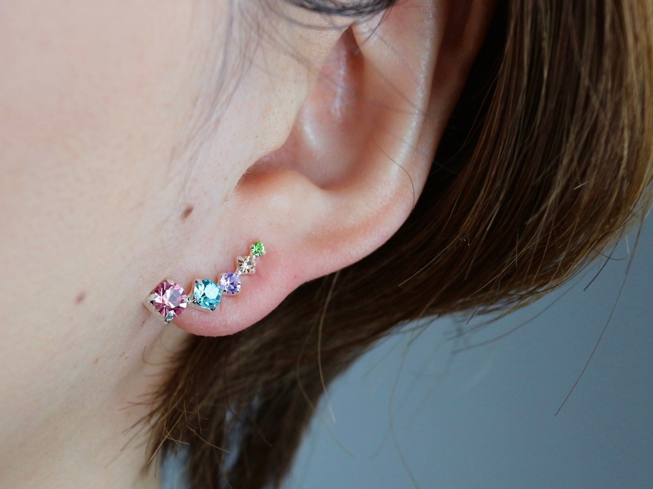 大粒のパステルストーンのイヤーカフ