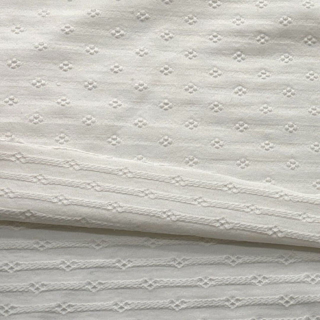 ★TC770◆2ｍ◆綿100％ジャガードニット生地◆花モチーフ◆オフホワイト