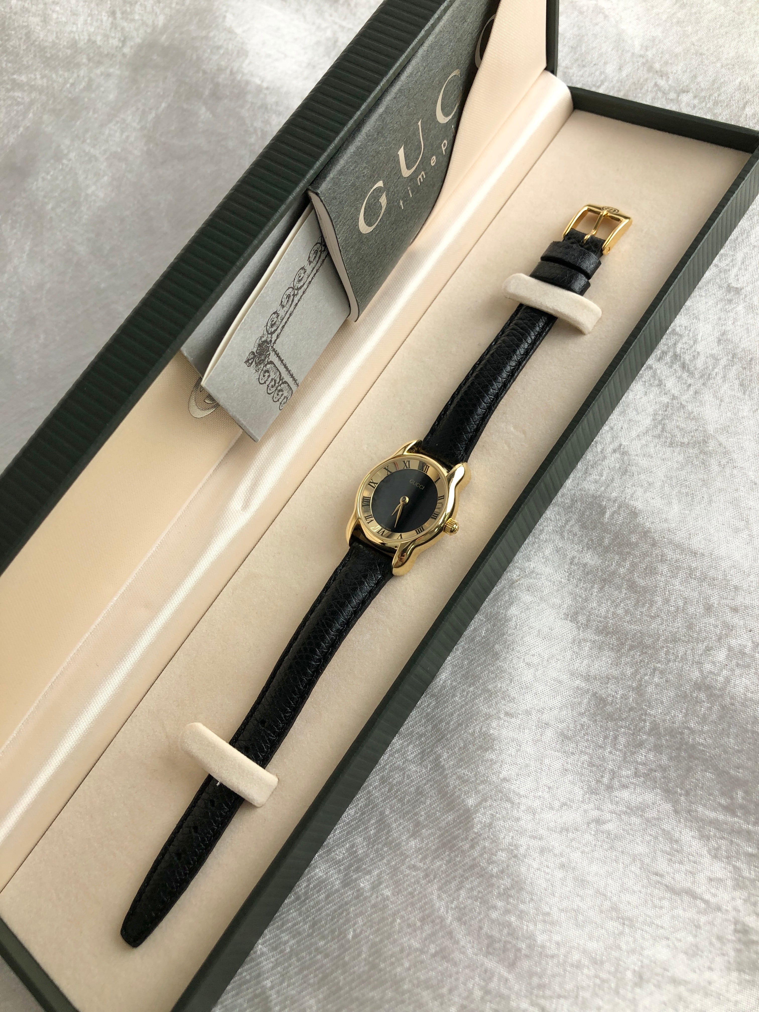 GUCCI グッチ 腕時計 ブラック×ゴールド ローマ文字 5100L レザー