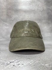AVIREX / アヴィレックス AXエンボスロゴPU 6Pキャップ フェイクレザー カーブバイザー 2026年秋冬 カーキ