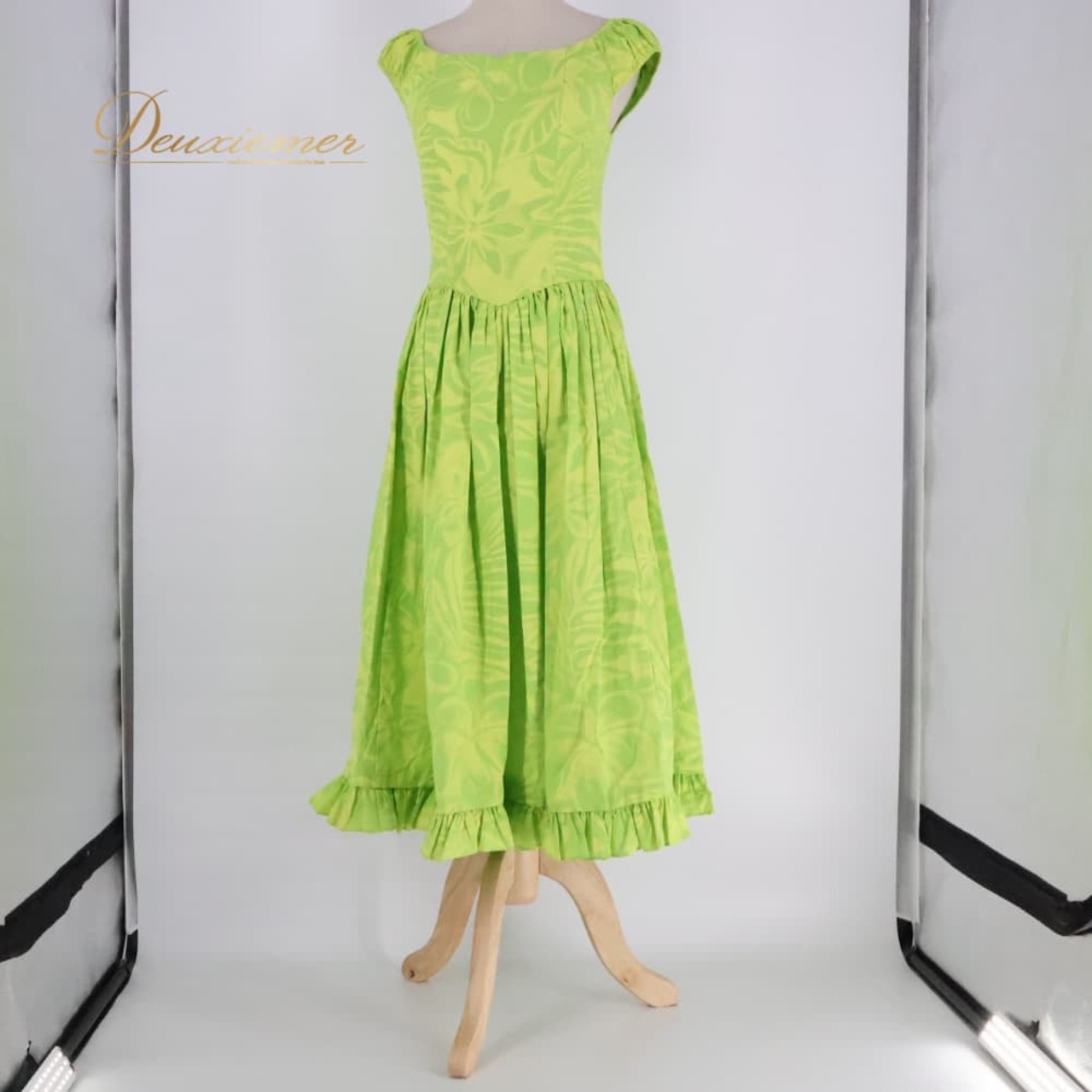 フラダンス 衣装 CC Fashions CCファッション ワンピース ドレス グリーン系 ハワイ製 フリル ティアレ柄 プルメリア柄 ラウアエ柄 かわいい 華やか 鮮やか 明るい 爽やか 黄緑 黄 ハワイアン アロハ フラ ダンス レッスン 練習 イエロー系