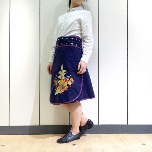 emcn-003 刺繍スナップスカート 紺・紫