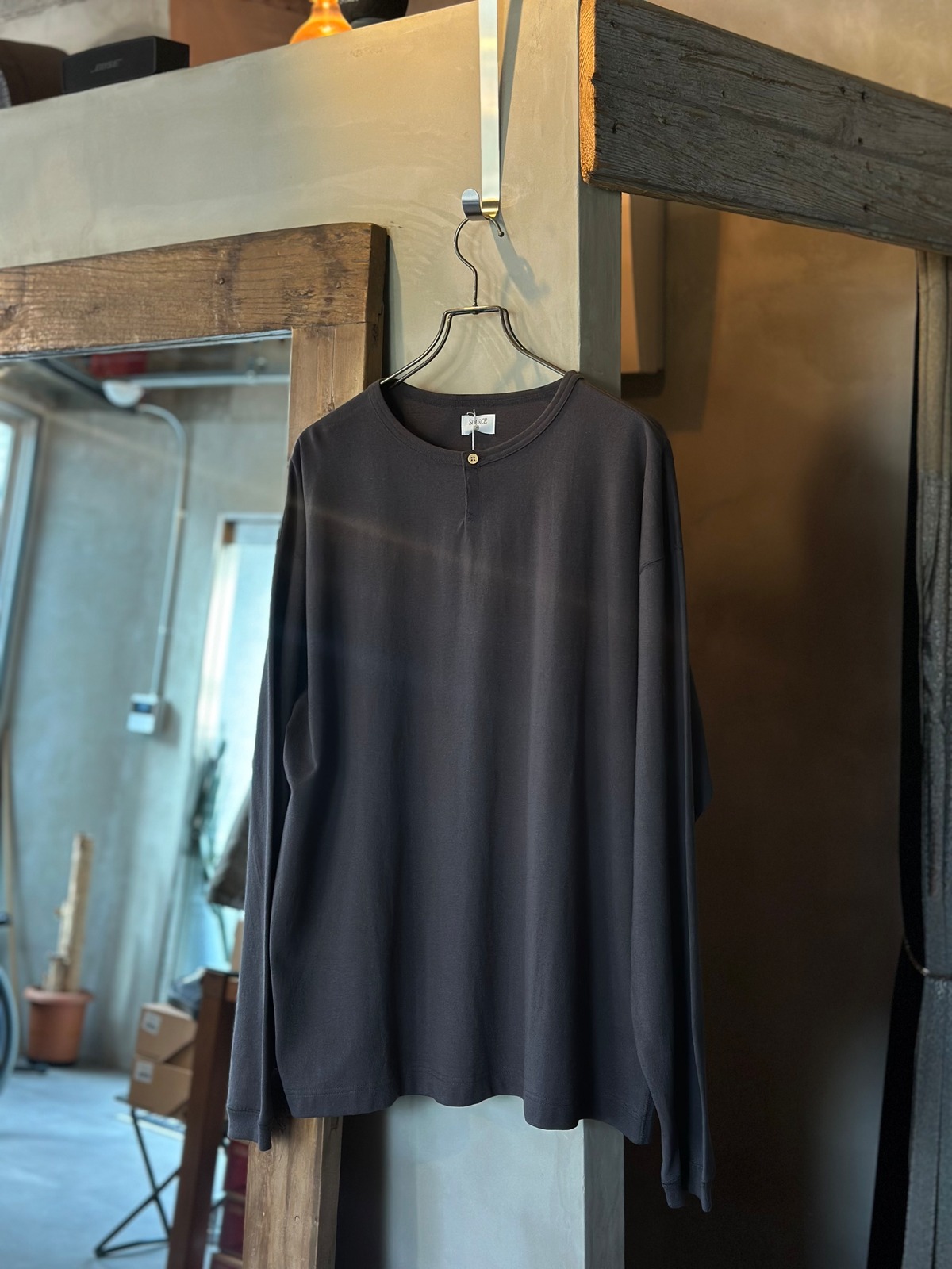 SOURCE DARU HENRY NECK L/S T(CHARCOAL) | TRACK END