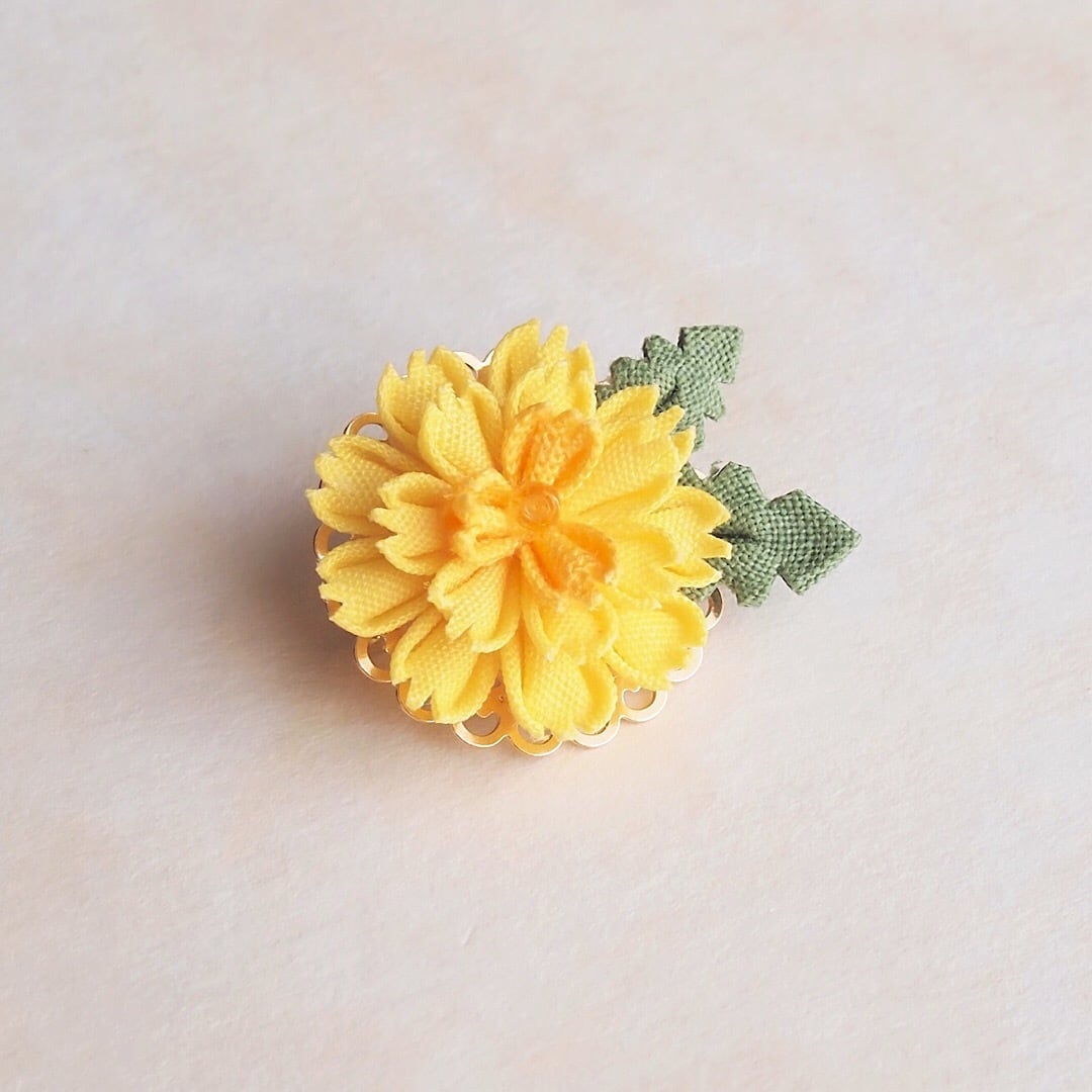 つまみ細工 たんぽぽのミニブローチ ・マスクチャーム