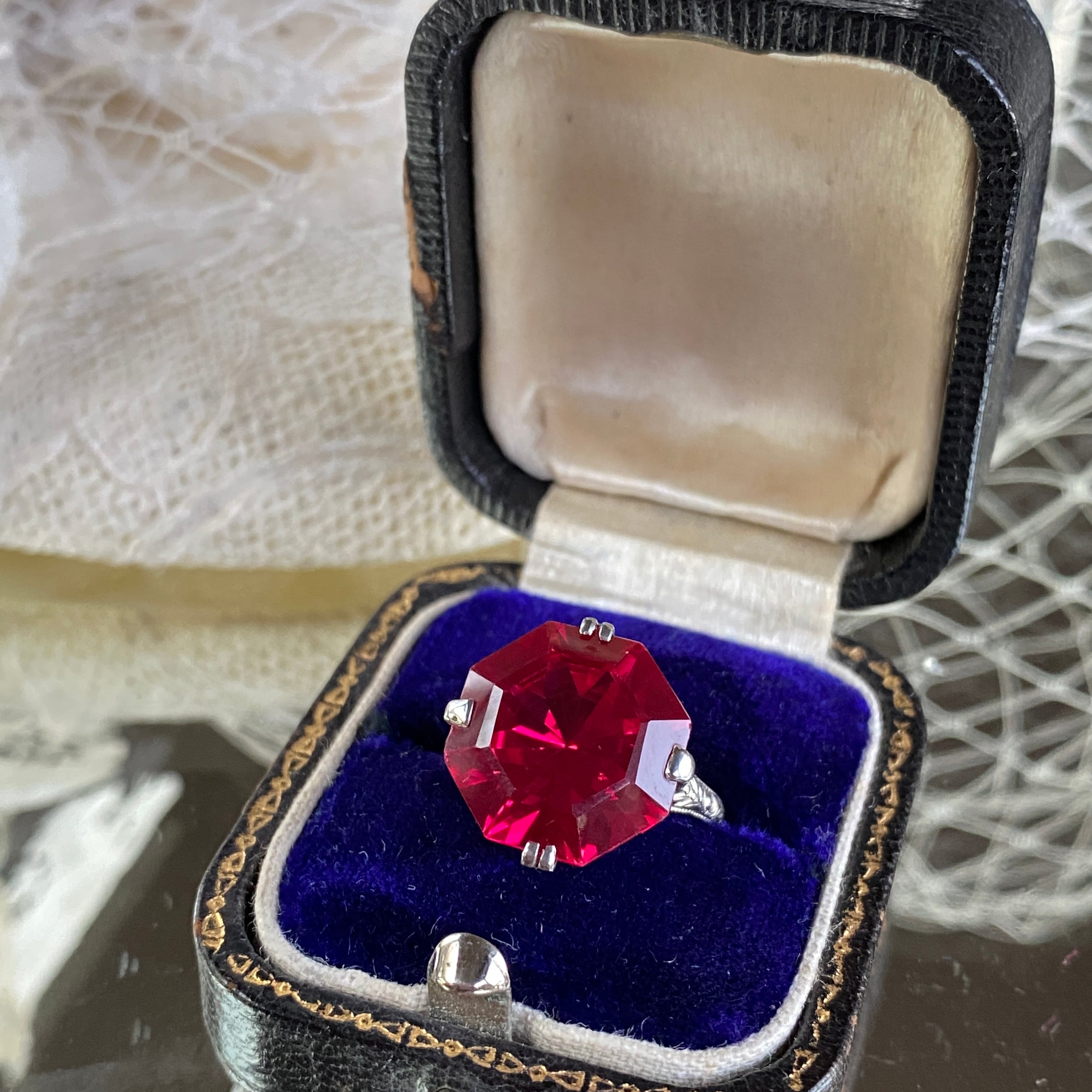ヴィンテージ　合成ルビー八角カット和彫りのリング