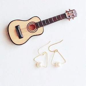 ギター弦のトライアングルピアス G-004 Guitar strings triangle pierces with pearls (GLD)