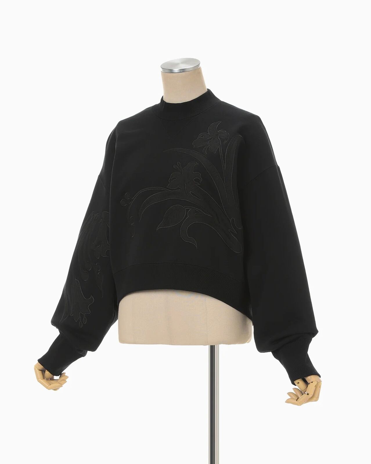 Mame Kurogouchi】Floral Embroidery Short Sweat Top / black | TOLMA.