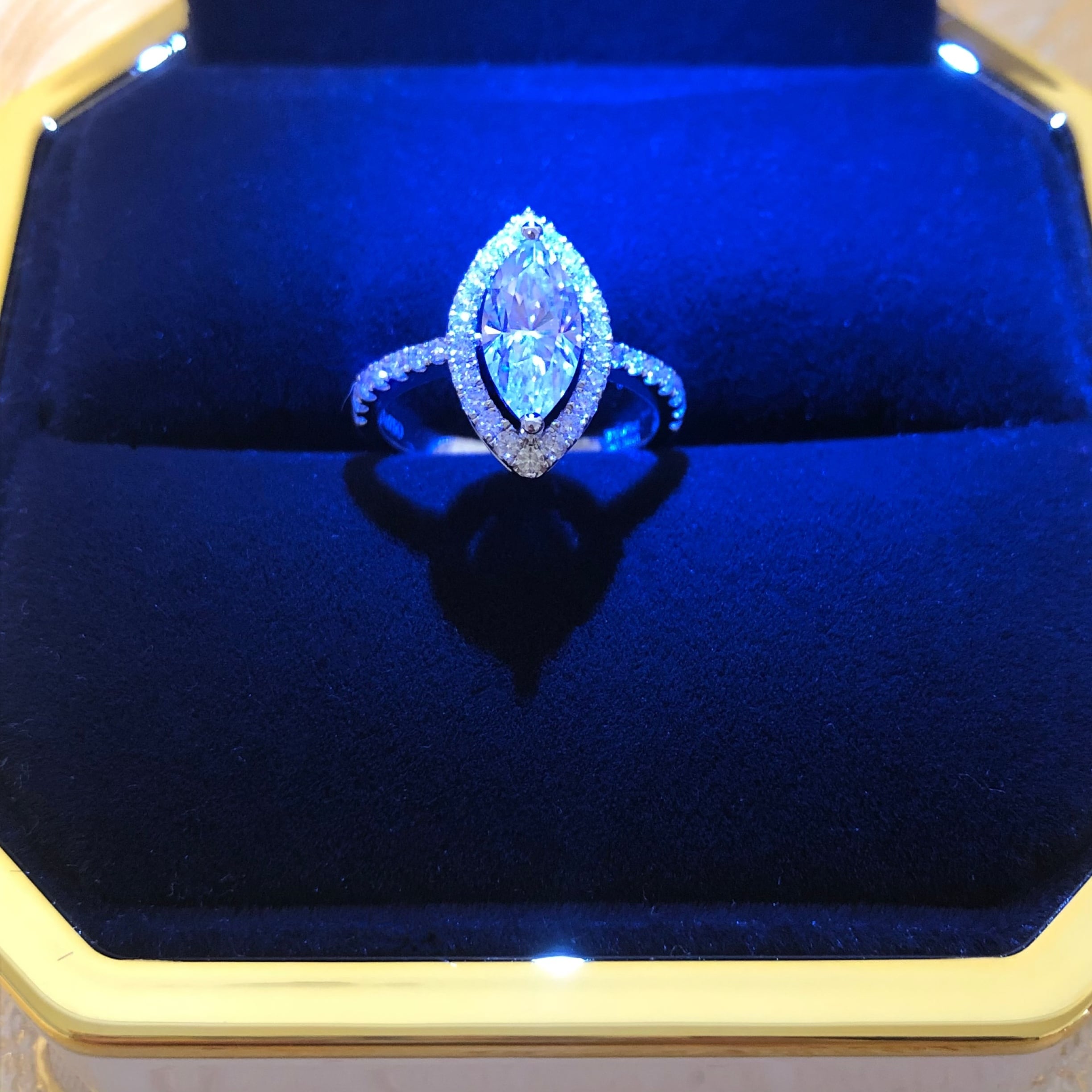 ロマンティックなマーキスカットリング 2025年話題のエンゲージメントリング！「マーキスカット