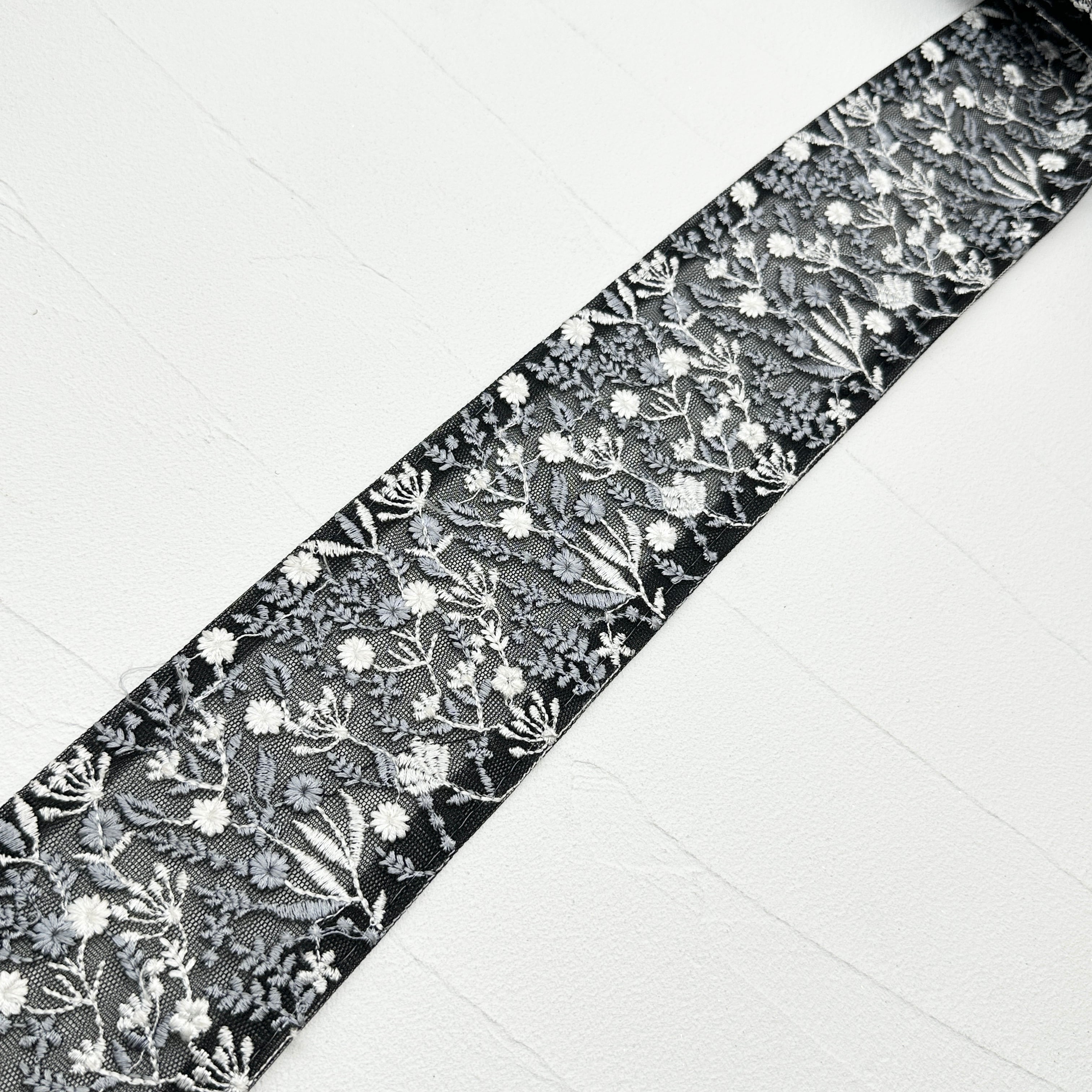 お揃いリボン【1249】 小花ガーデン [グレーブラック］インド刺繍リボン 1249 | インド刺繍