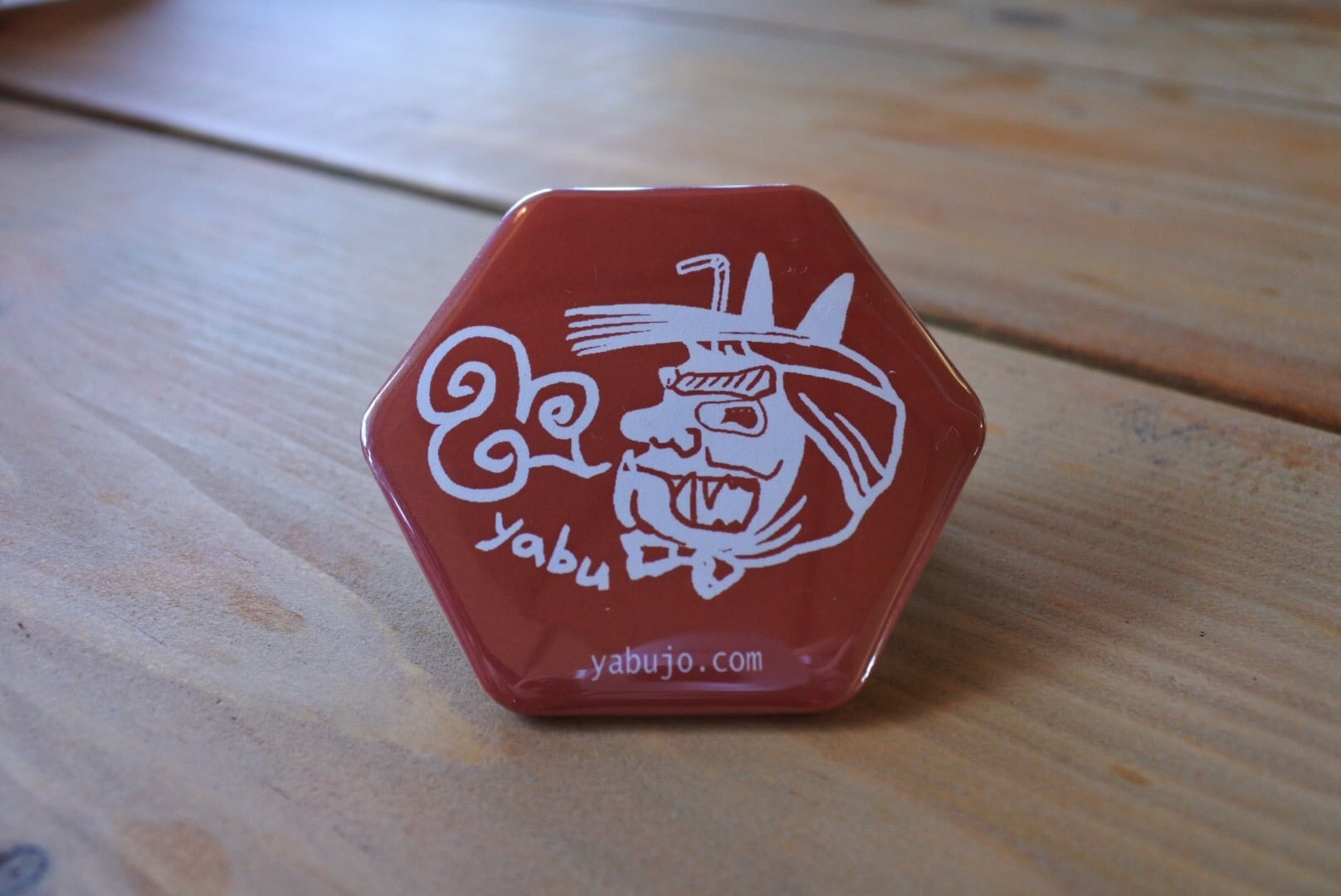 ヤブ亀甲型缶バッジ（ヤブ面イラスト）