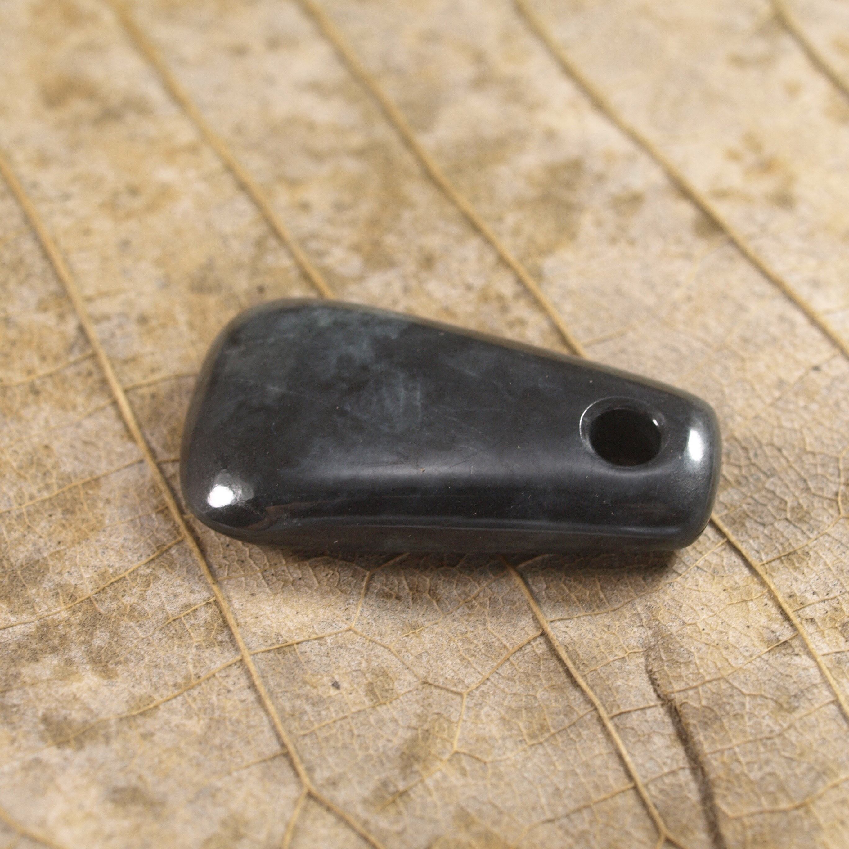 糸魚川翡翠 黒ヒスイ 石斧型ペンダント 8.2g Itoigawa Black Jadeite