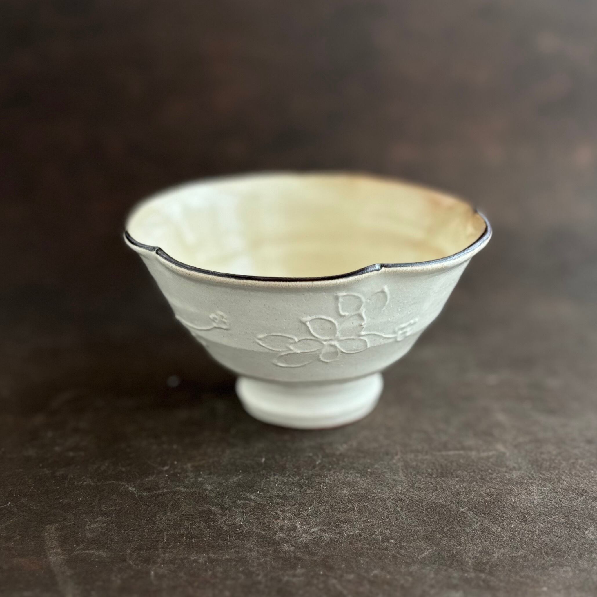 土和のルリエフ　粉引き　お花形ご飯茶碗