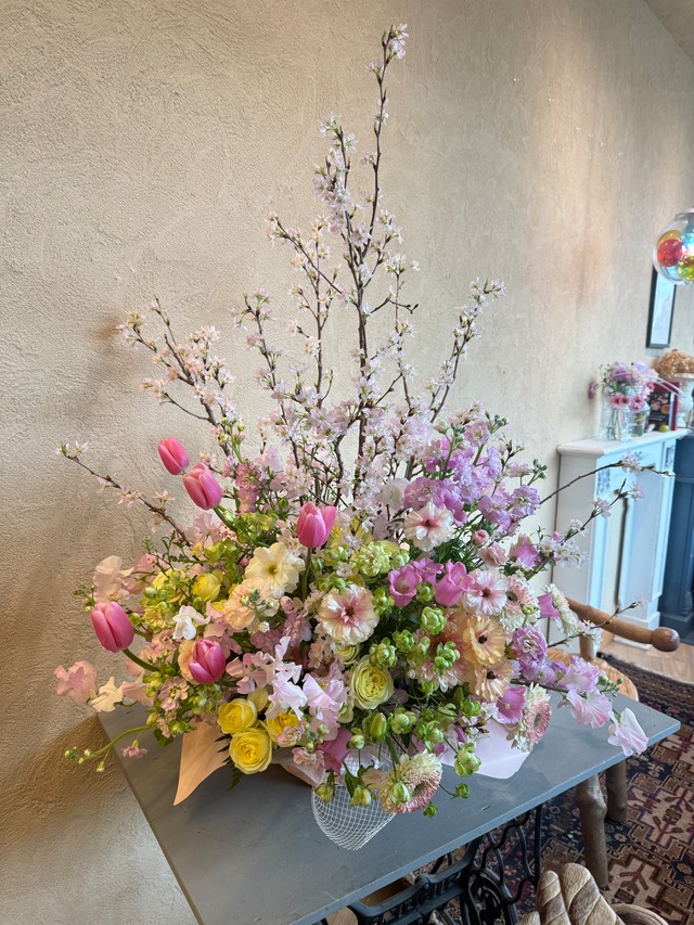 ボリューム感のあるお祝い、式典用アレンジメント