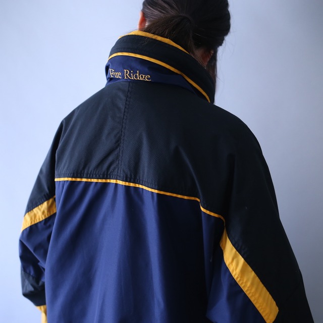 "Columbia" good coloring 3-tone design over silhouette mountain parka