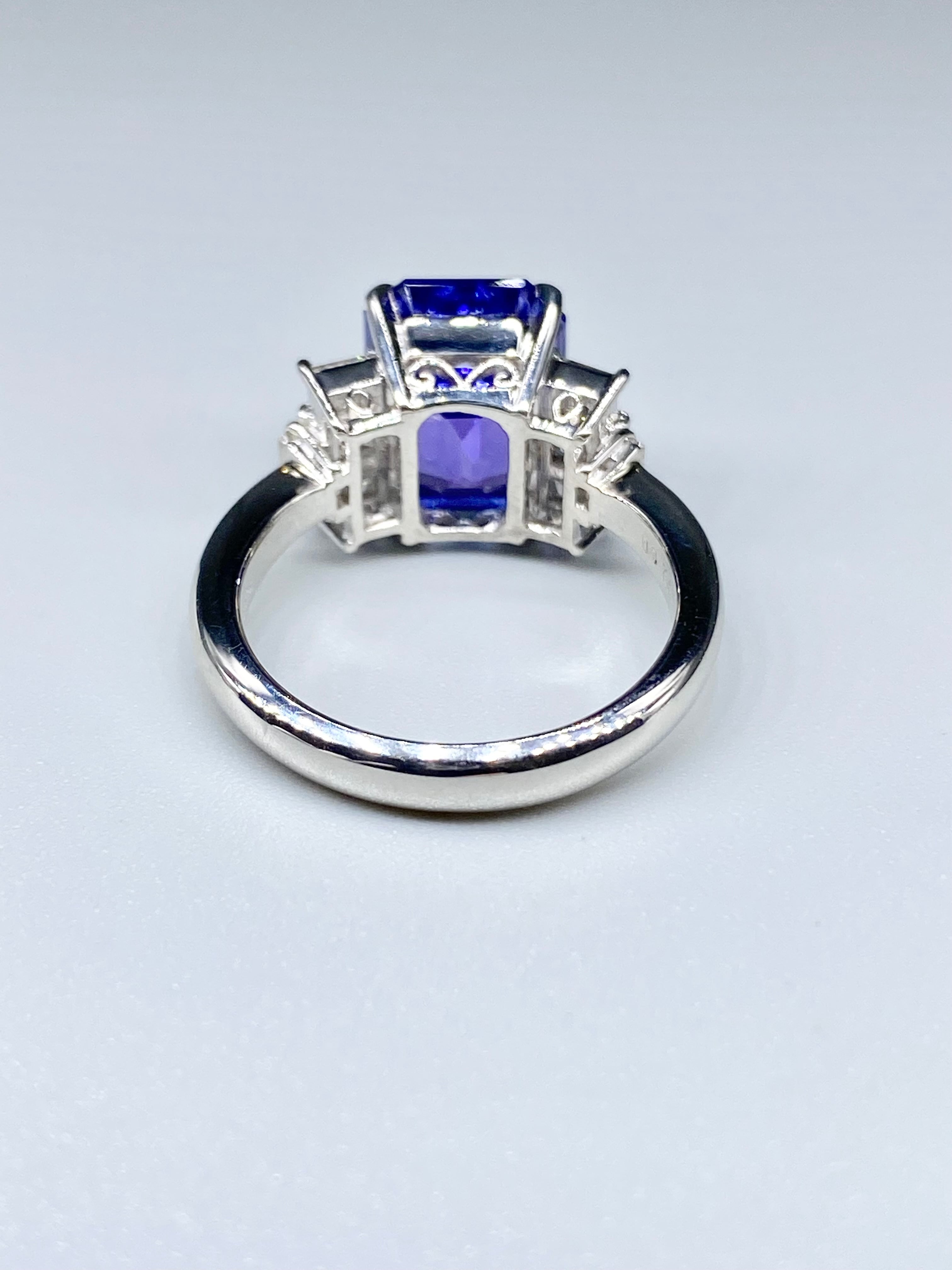 タンザナイト 5.93ct / ダイヤモンド 計0.74ct Pt900 リング 12号