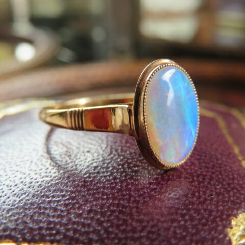 ヴィンテージ K18 光彩オパール覆輪留めリング