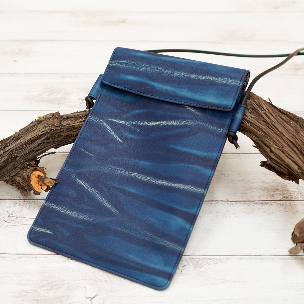 B122 本革 藍染め 絞りスモールバック | Kinuya Indigo