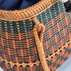 竹編みの籠バッグ　深緑 × 赤茶