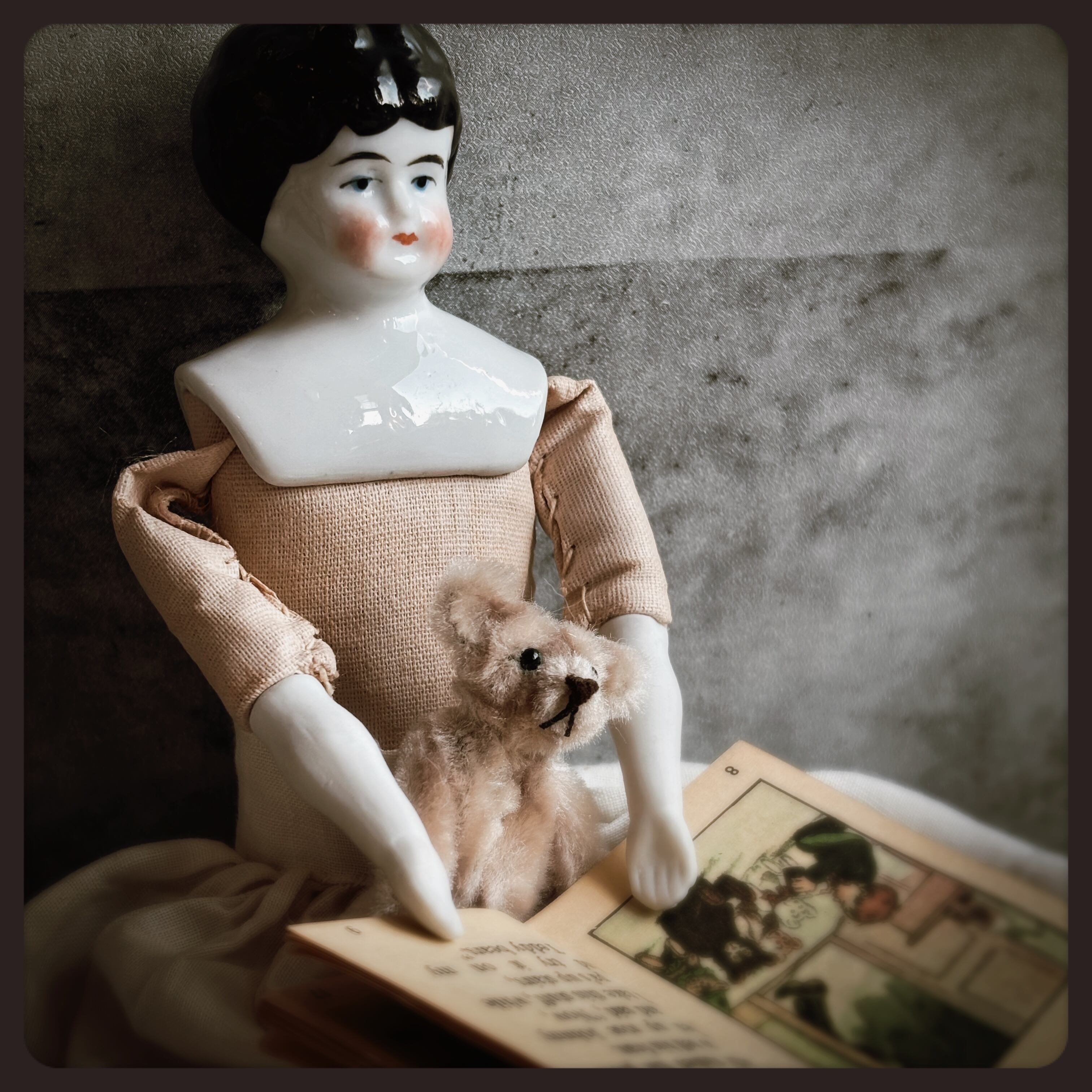 オールド香蘭社　レア陶印ロゴ金線　木蓮紋染付赤瑠璃金彩花瓶・飾り壺 オールド香蘭社 レア陶印ロゴ金線 木蓮紋染付赤瑠璃金彩花瓶・飾り壺