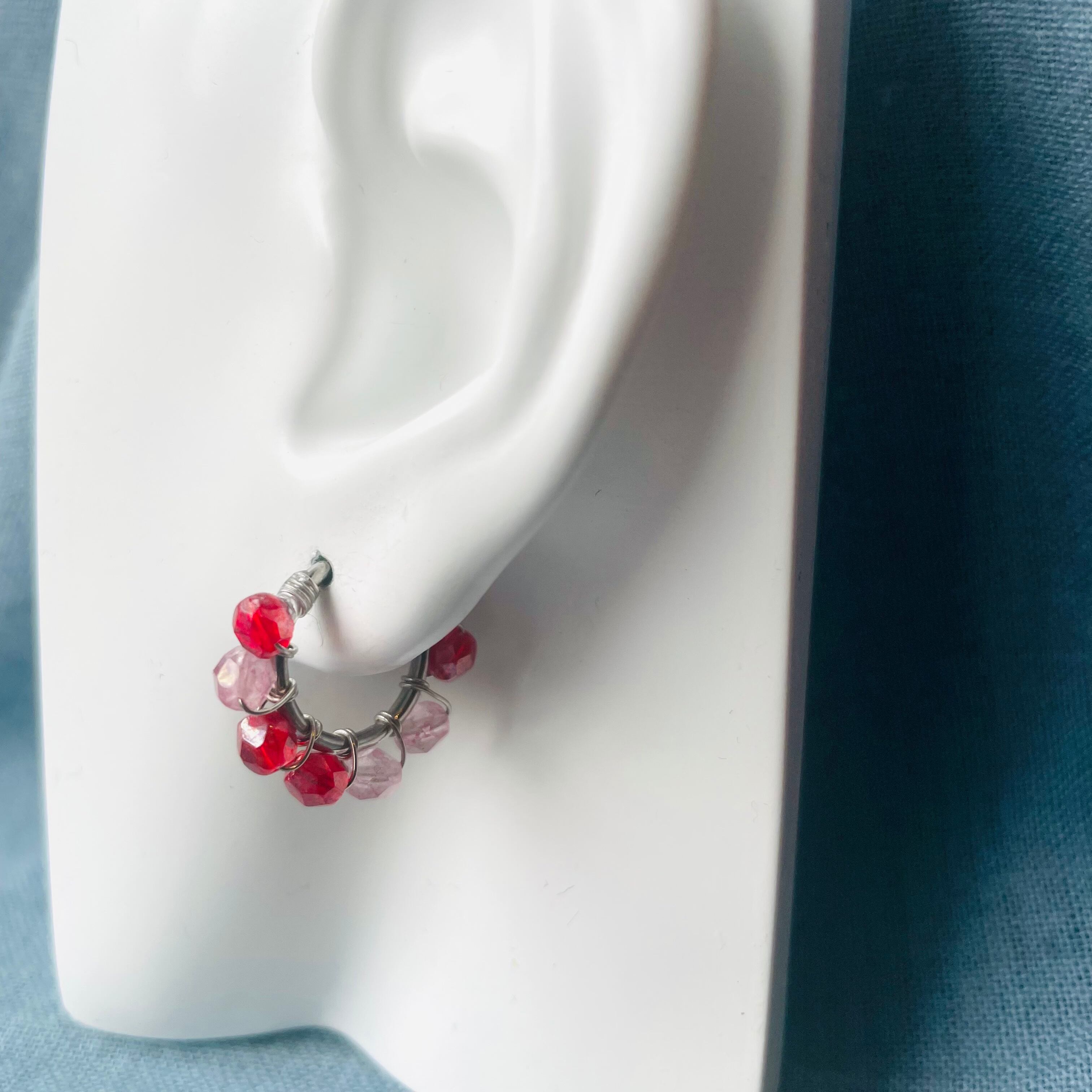 イヤリング＆イヤーカフ】チェコビーズ ミニフープ ストロベリーレッド