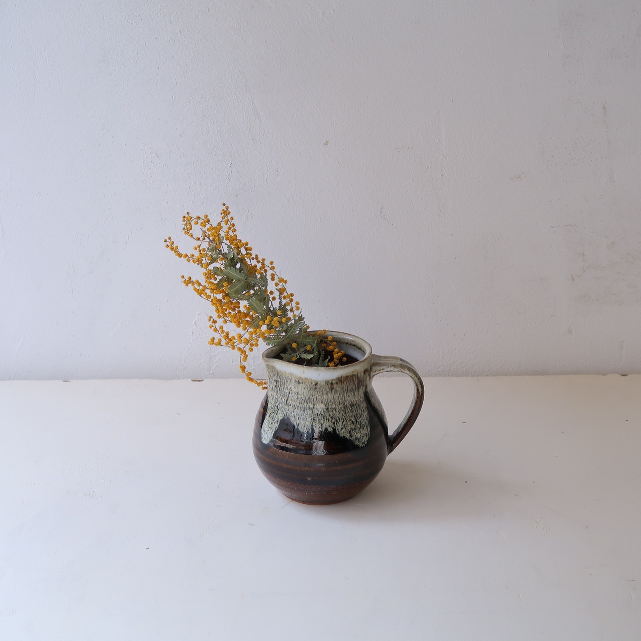 コーヒーにミルクをたらしたようなジャグ