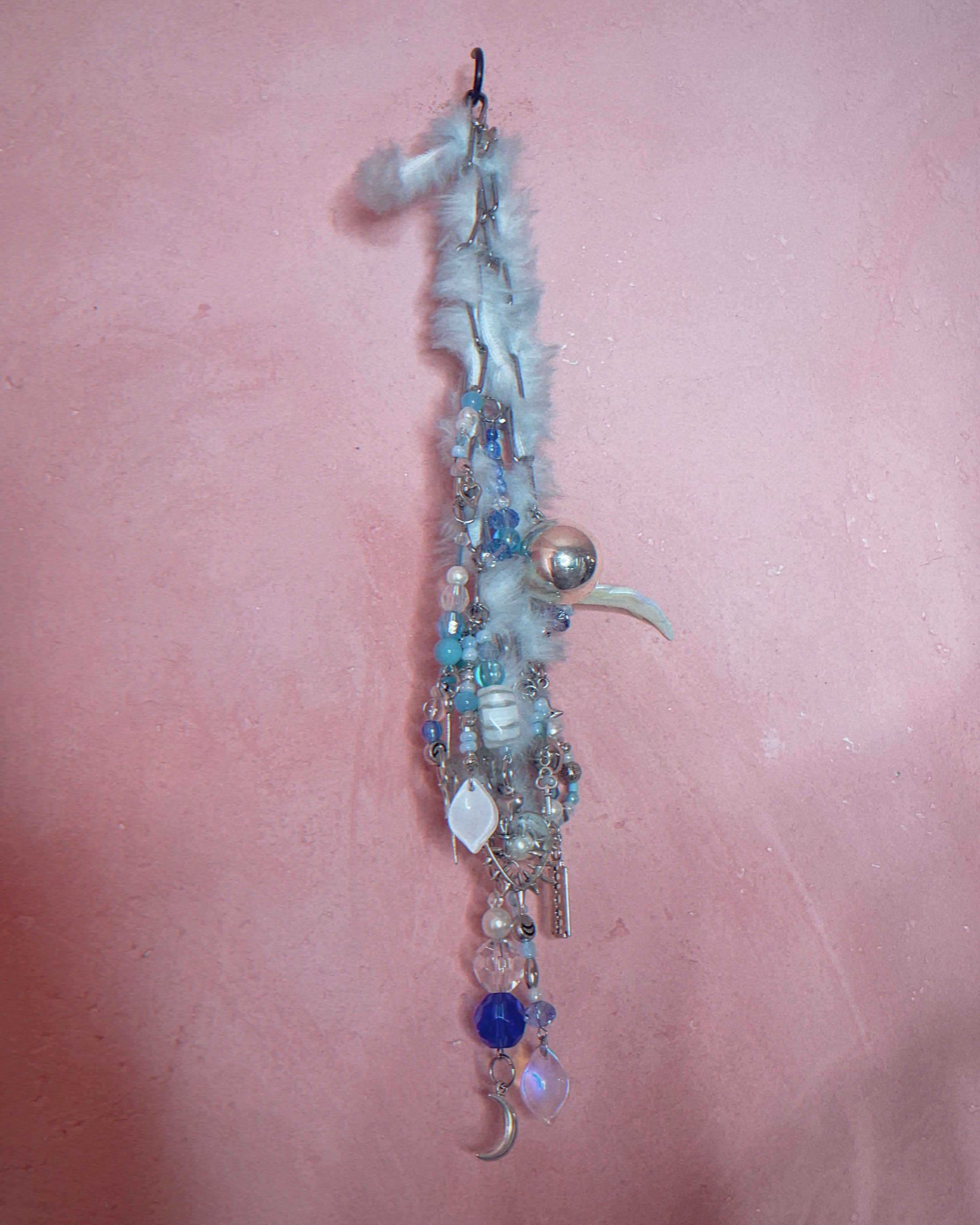 Chunky Charm Necklace 〈White fur/blue〉