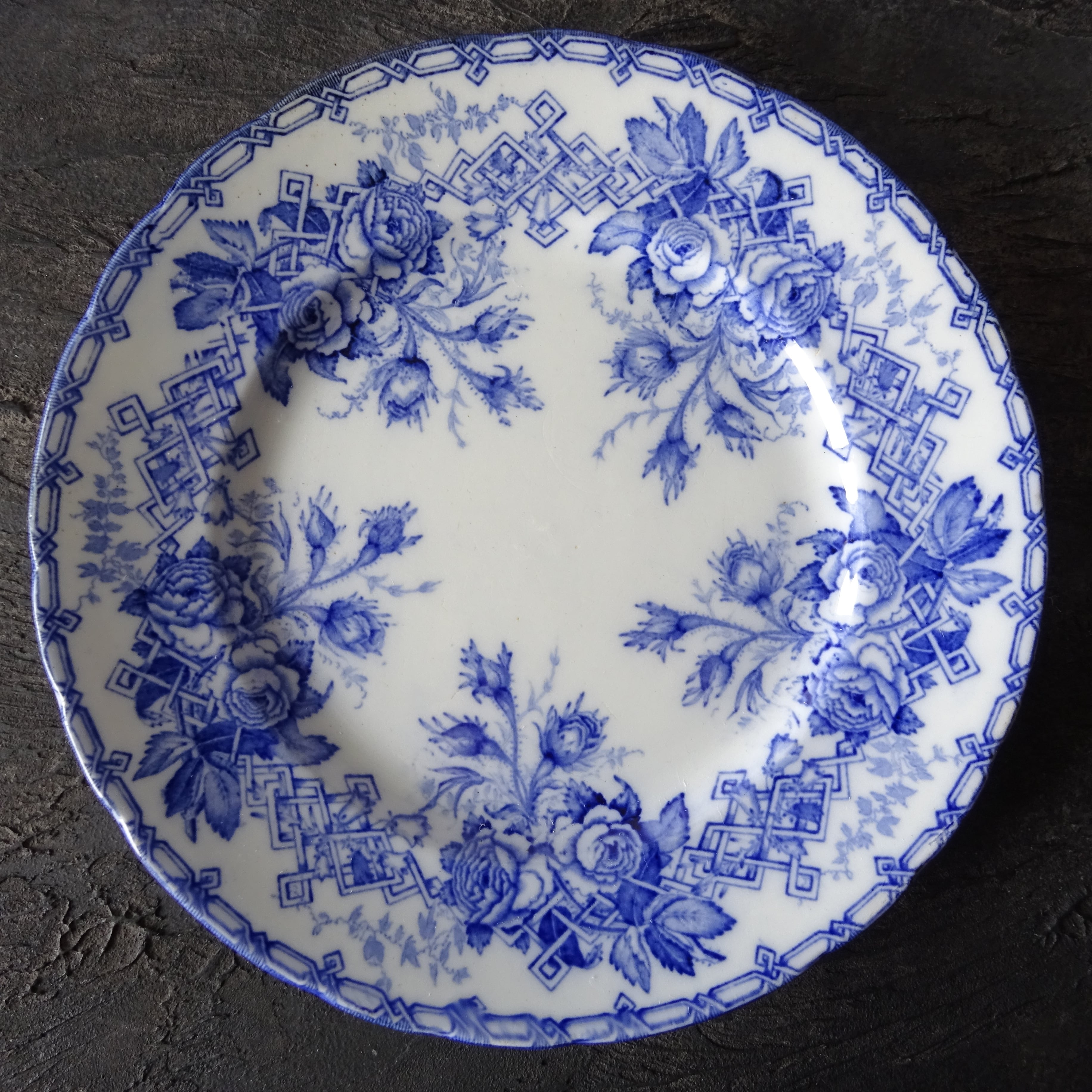 Creil et Montereau  modèle 《FLORA T.》décor Roses assiette plate (B)