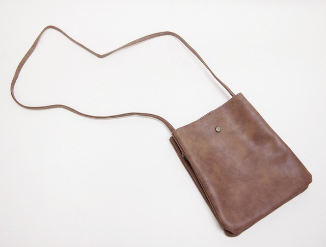 ショルダー マットフェイクレザーポシェット 軽量コンパクト 2室構造