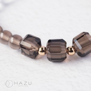 上品さと強さを纏う芯ある輝き［アイリススモーキーシトリン／アイスオブシディアン／ルチルクォーツ／水晶］