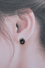 カイヤナイトの一粒ピアス