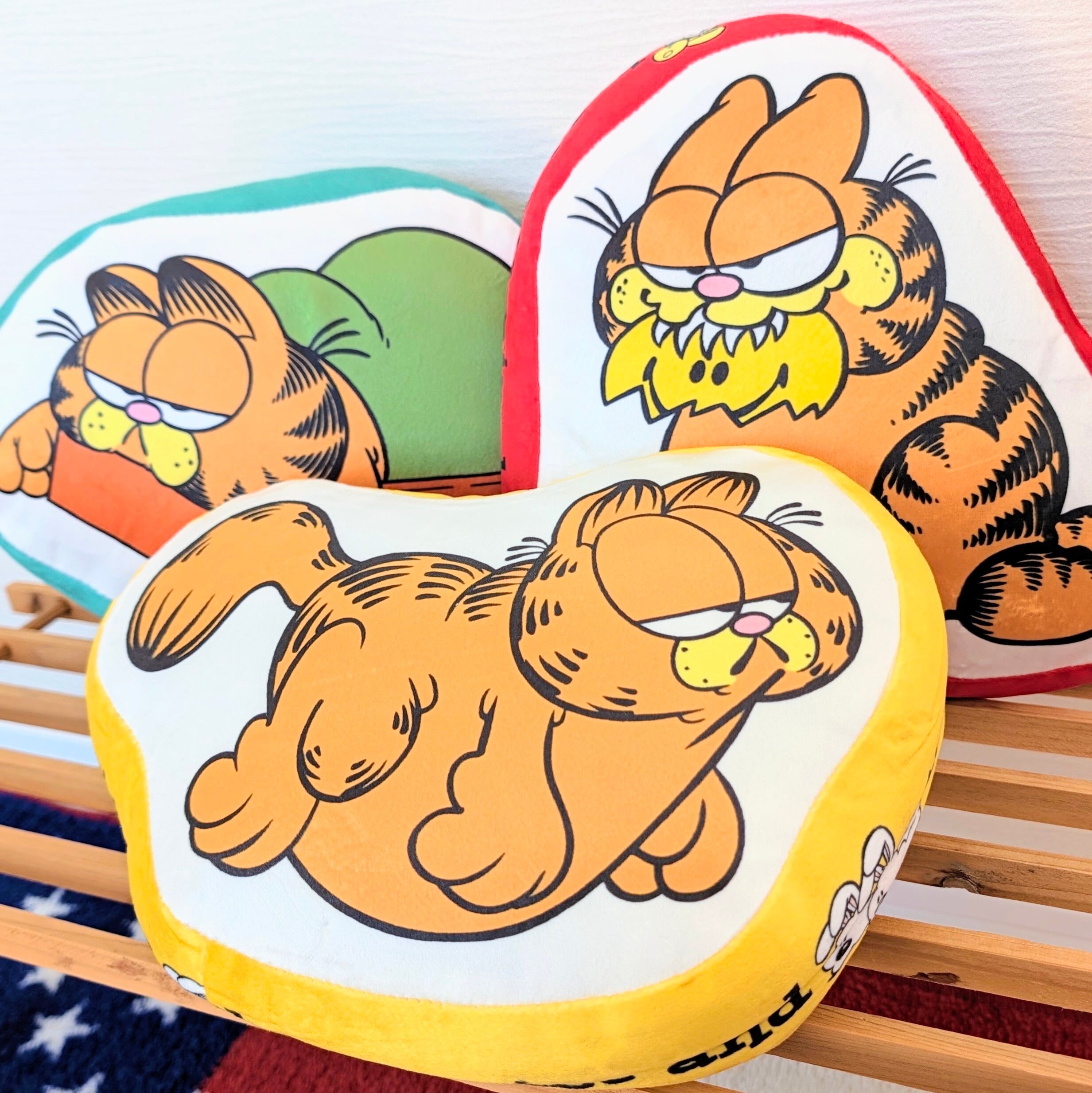 ✨️お昼寝のお供に(⁠^⁠^⁠)✨️【 MINI DIECUT CUSHION ミニダイカット クッション 】Garfield （ ガーフィールド ）/ VINTAGE風〚アメリカン雑貨 アメトイ〛