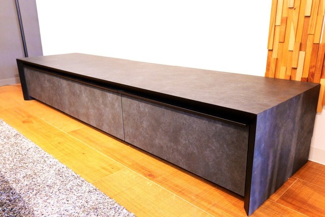 テレビ台 テレビボード 幅180cm ローボード 収納 棚板 引き戸 扉付き スライド 大きい 55インチ 55型 石目調 モルタル調 木製 おしゃれ