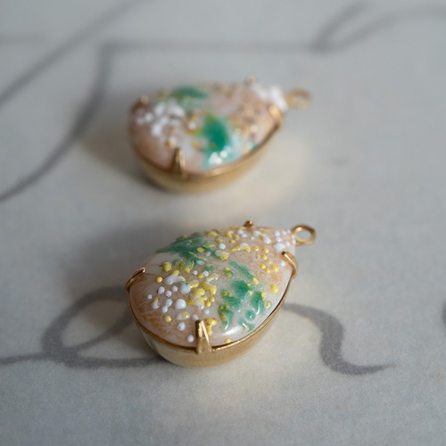 1950's 西ドイツ ハンドペイントのつぶつぶのペアチャーム （1コ）