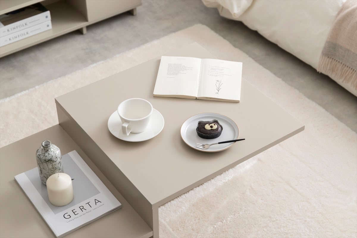 直線的なデザインと段違いの天板が目を惹くセンターテーブル 直線的なデザインと段違いの天板が目を惹くセンターテーブル