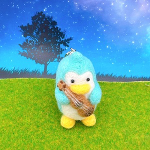 ギターを弾くペンギン 羊毛フェルト キーホルダー