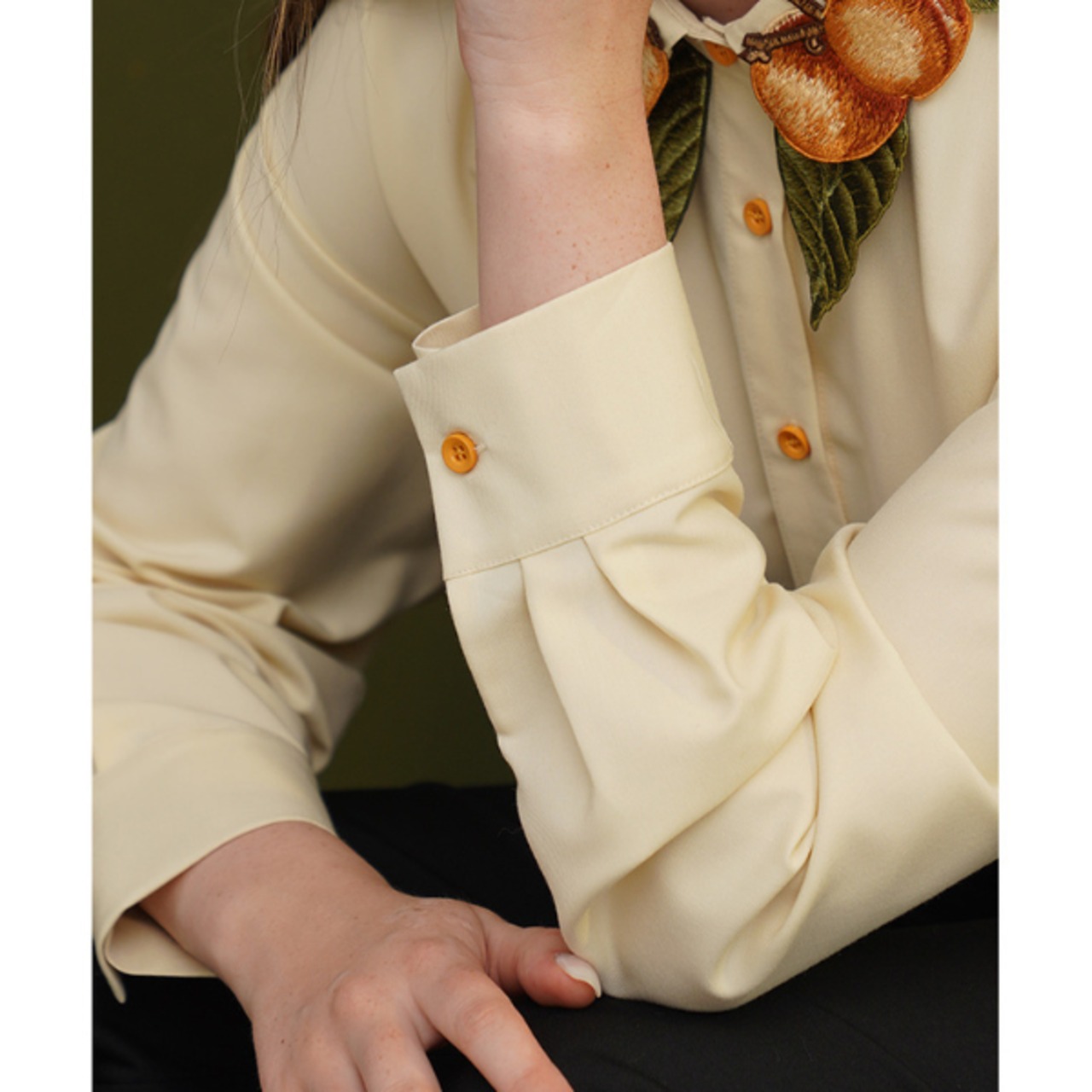 アプリコット刺繍ブラウス C0057