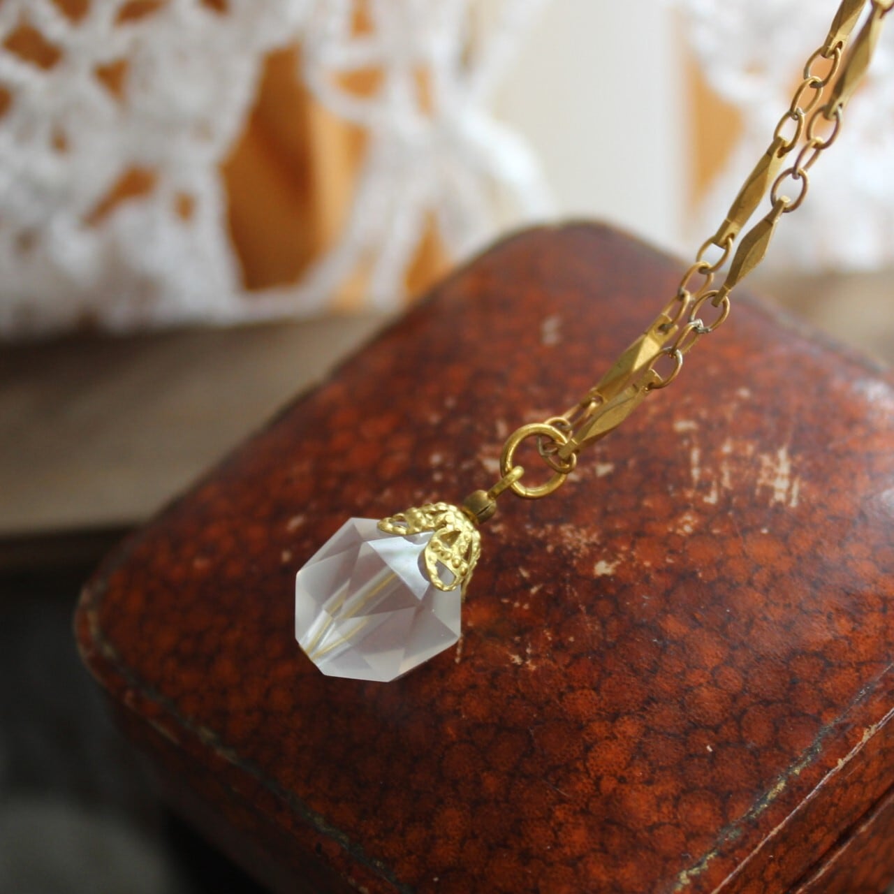 アンティークレア ミリアムハスケル ミルクガラス×ゴールド ブドウ ブローチ アンティークレア ミリアムハスケル ミルクガラス×ゴールド ブドウ