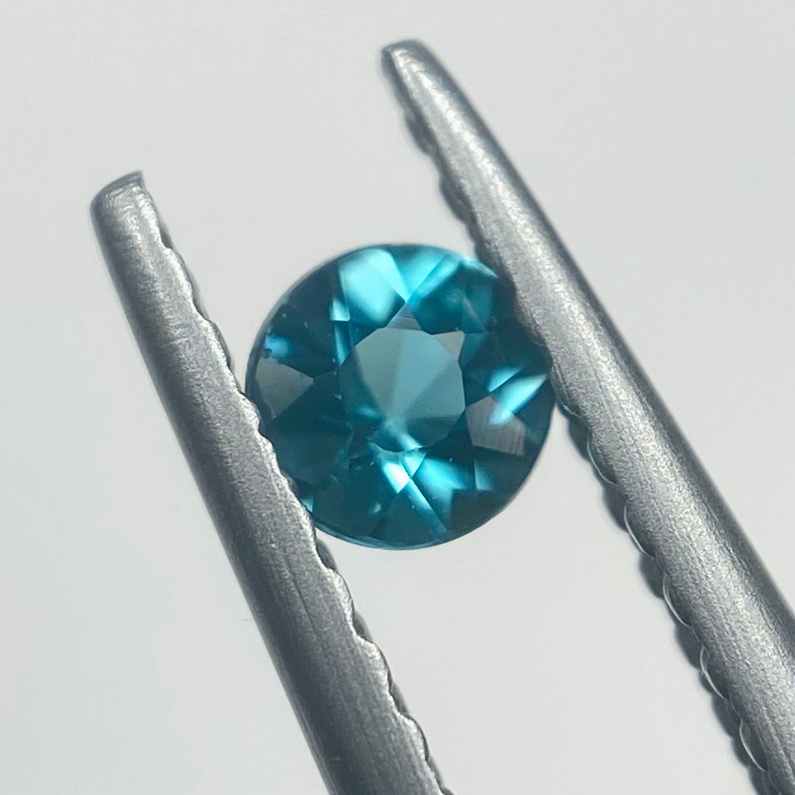 澄んだ紺碧のグランディディエライト