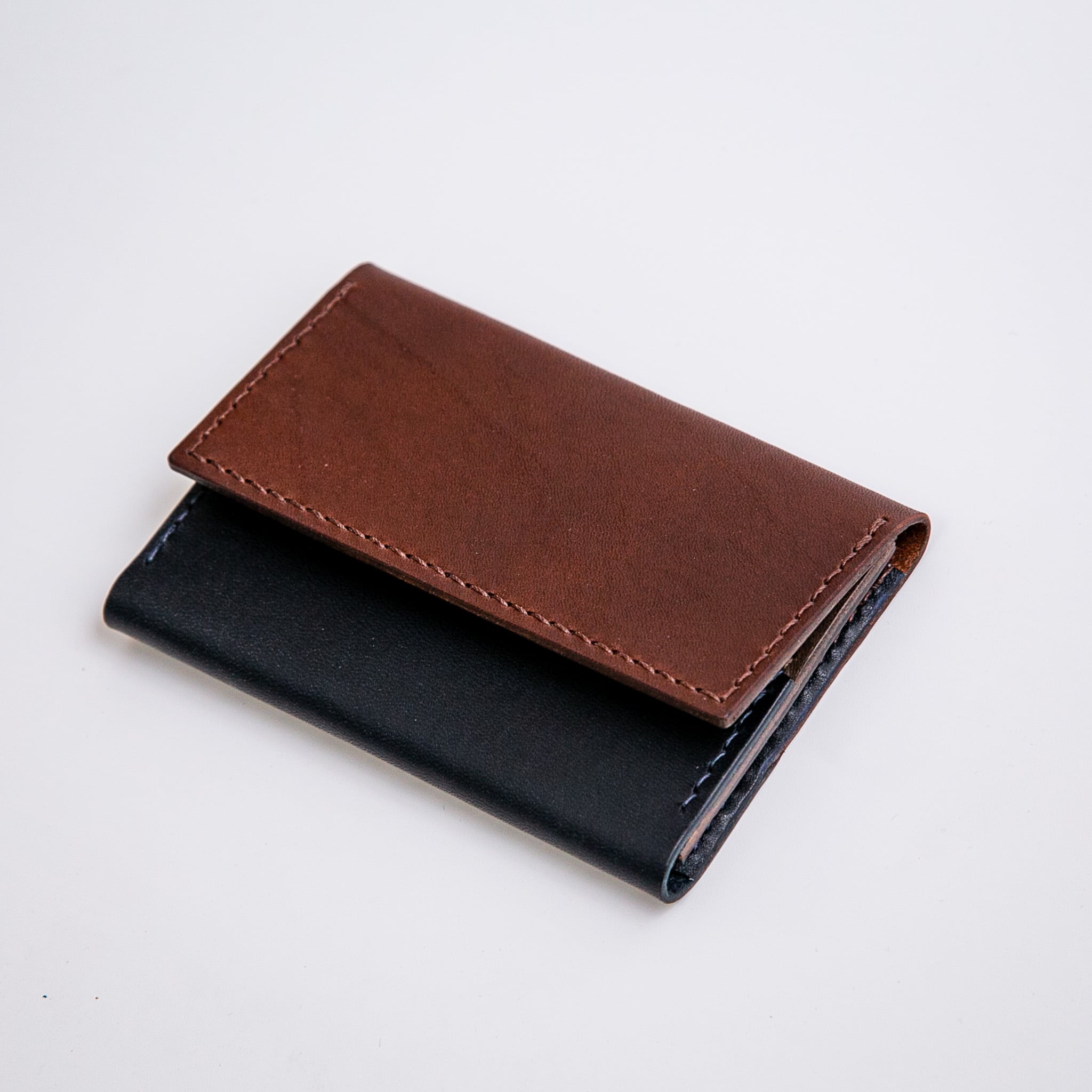 ハンドメイド★栃木レザー　バイカラー　3ポケットの名刺入れ★グリーン＆チョコ　カードケース ハンドメイド☆栃木レザー バイカラー 通しマチの3ポケットの名刺入れ