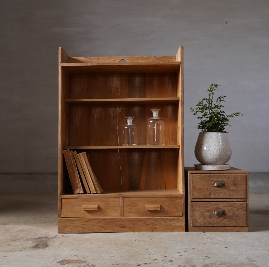 引き出しのついた木製棚