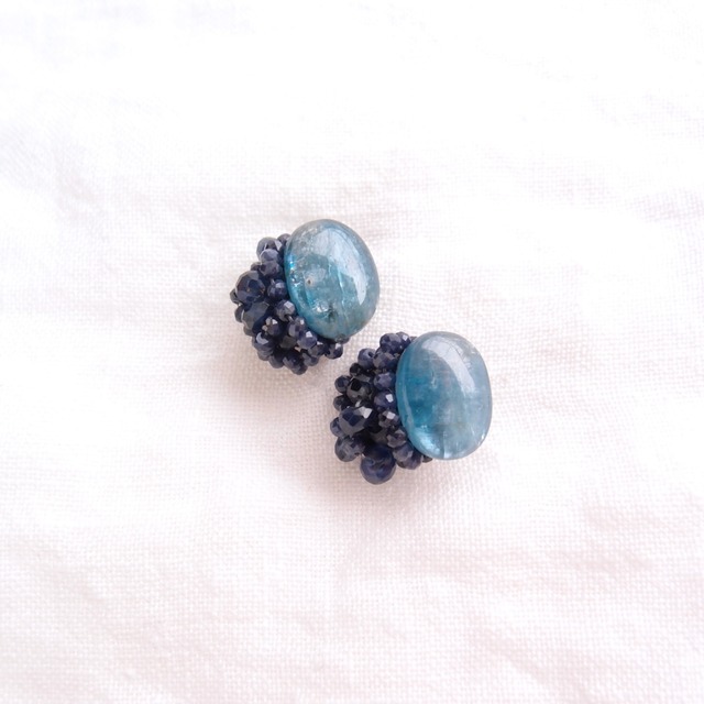 【天然石刺繍／ピアス】 Kyanite × Blue sapphire Earrings（Oval）