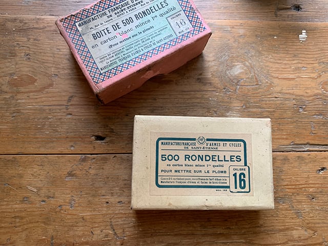 フランス語文字が入った可愛い紙の箱(ベージュ)