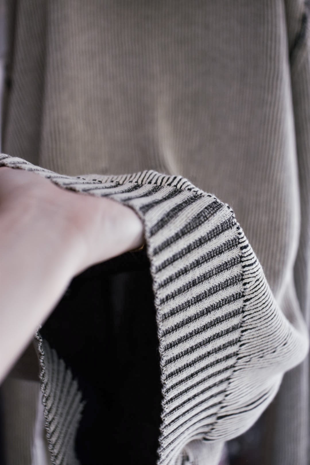 AKIKOAOKI Dual face knit beige×black | physis (ピュシス) AKIKOAOKI Dual face knit beige×black | physis (ピュシス)