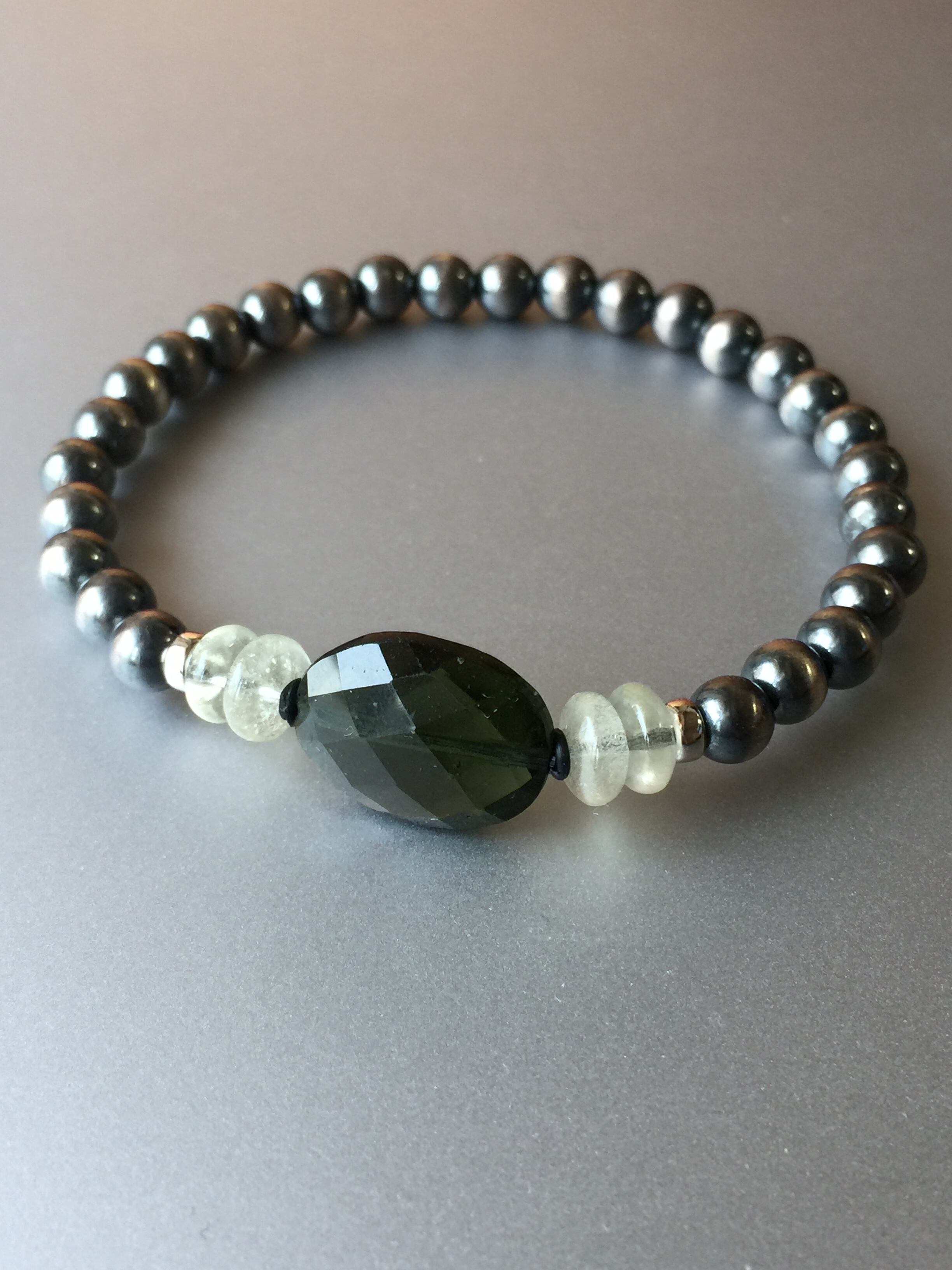 【沢山の守護者】モルダバイト リビアングラス & ナバホパール6mm