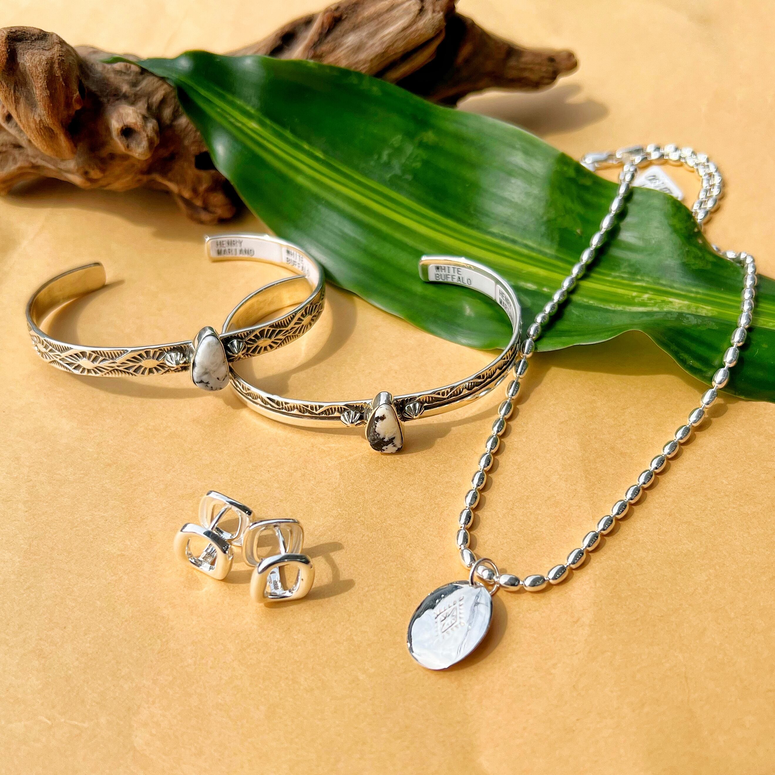 Indian Jewelry 》ホワイトバッファロー スタンプワーク バングル  