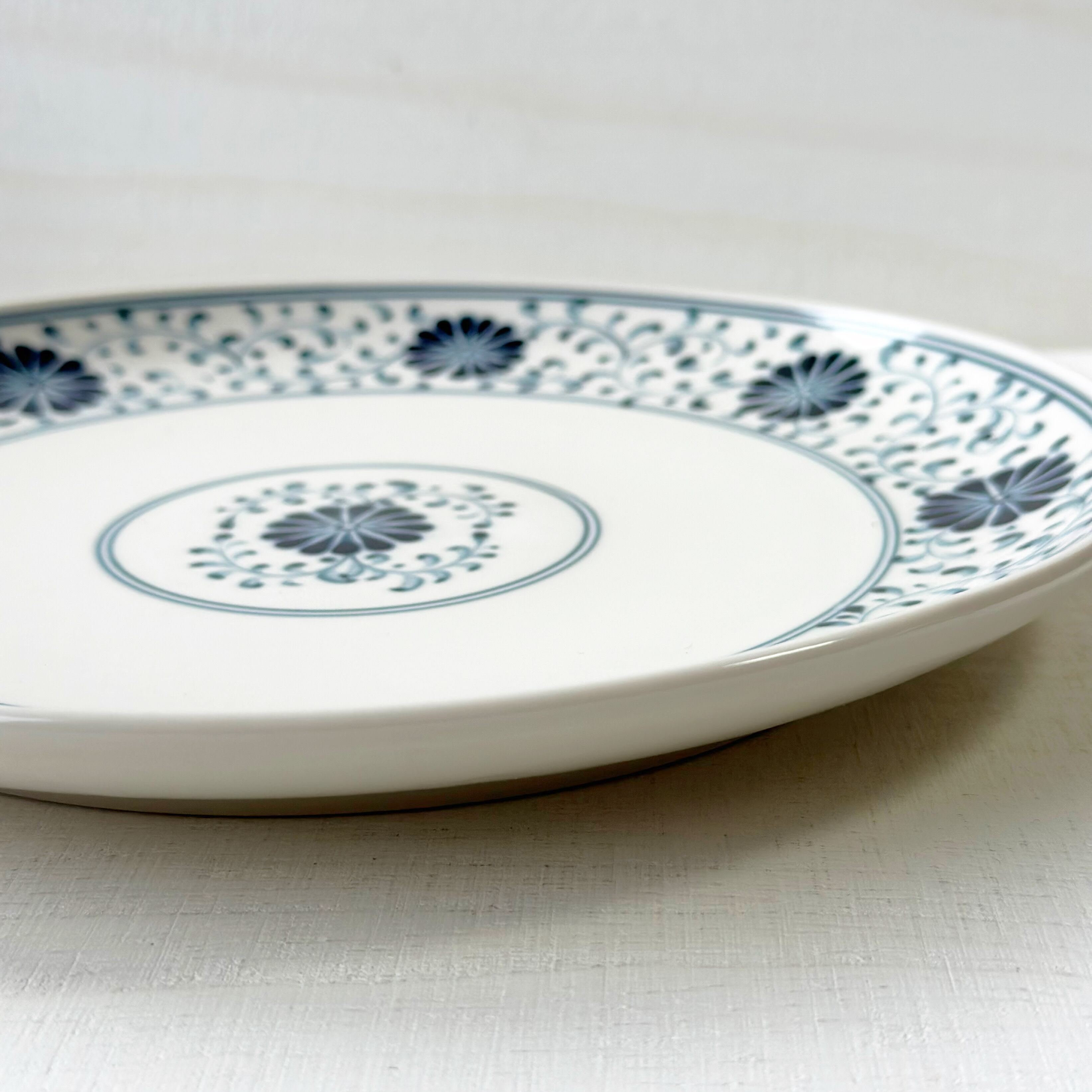 ベトナムのバッチャン焼き 菊絵の丸皿 取り皿 ベトナムのバッチャン