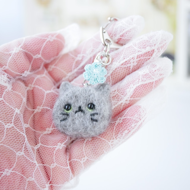 ロシアンブルーとお花のキーホルダー バッグにつけて一緒にお出かけ ギフト プレゼント ロシアンブルーとお花のキーホルダー バッグにつけて一緒にお出かけ ギフト プレゼント