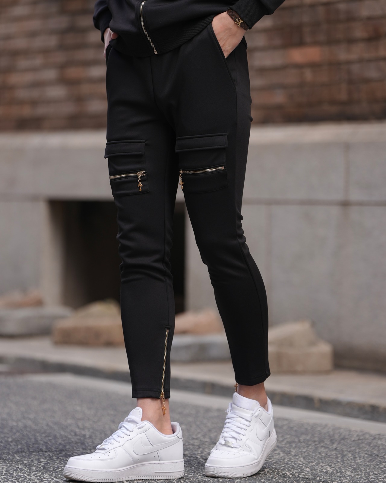 BELINDA CROSS CHARM FLAP SKINNY PANTS BLACK×GOLD【BB25036】