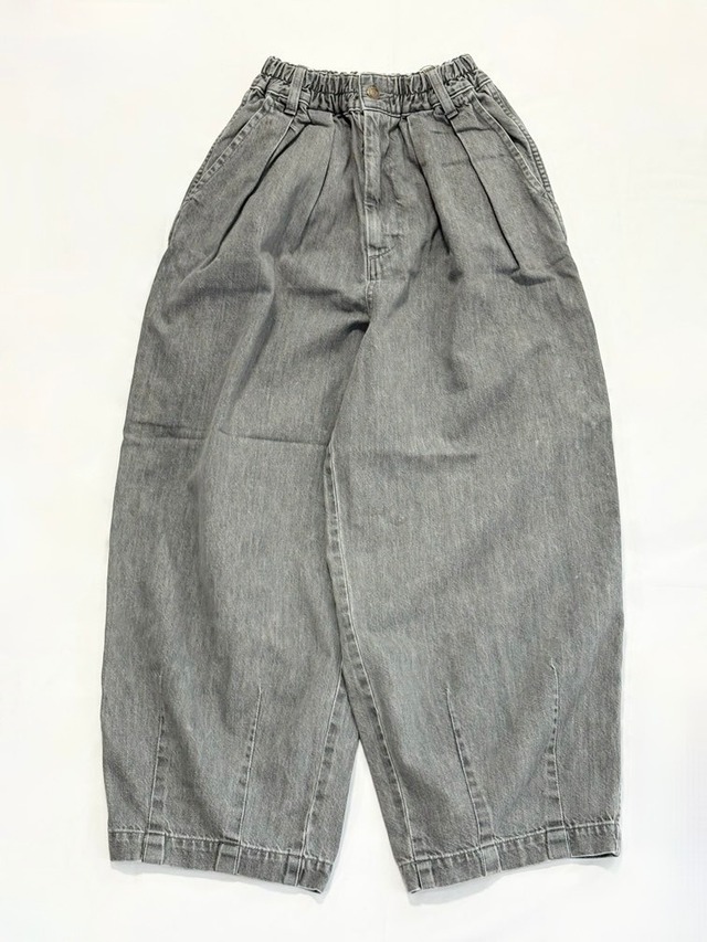 HARVESTY・ブラックデニム　サーカスパンツ　ナローシルエット・グレーフェード