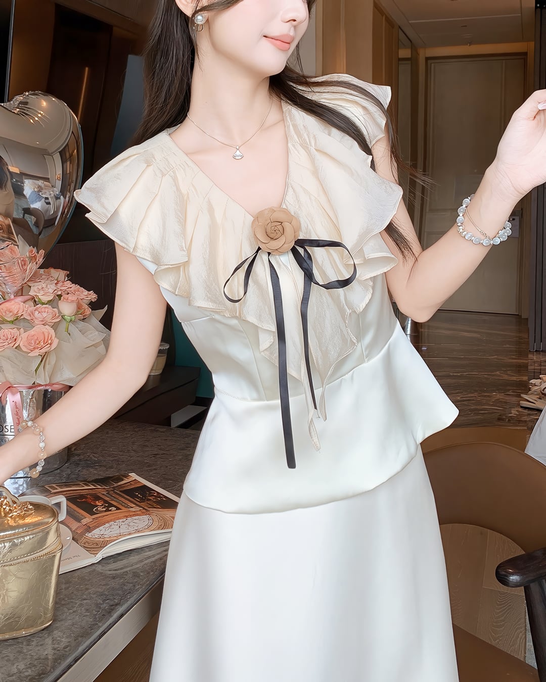 Vネックフリルカメリアブラウス 2508005